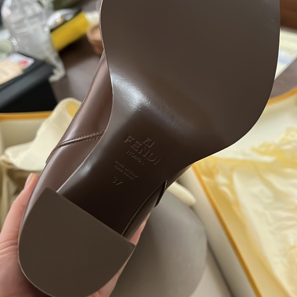 NWT and original box - Fendi brown boots in size 37 - Picture 4 of 5